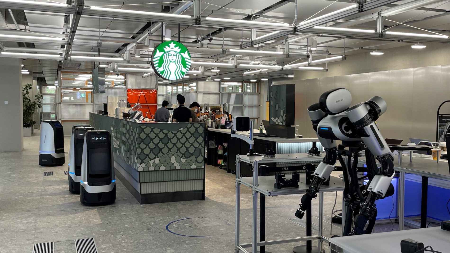 네이버 1784 사내 카페 내 루키의 모습. / 사진=네이버랩스 갈무리