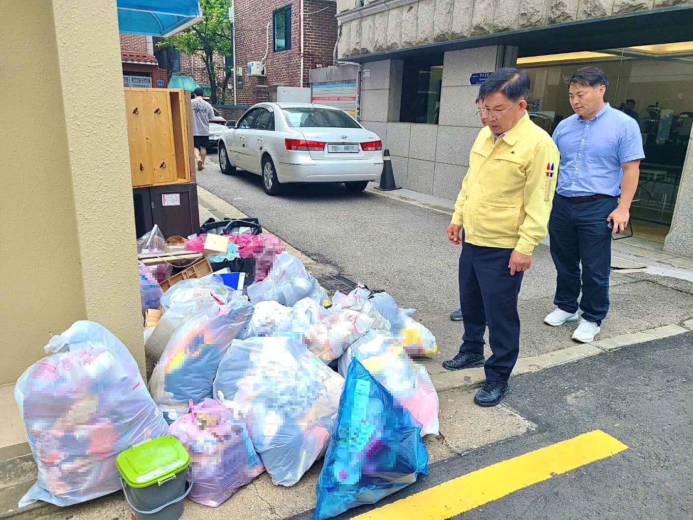 박강수 마포구청장이 지난 6일 지역 내 쓰레기 수거 민원 현장을 시찰하는 모습./사진제공=마포구