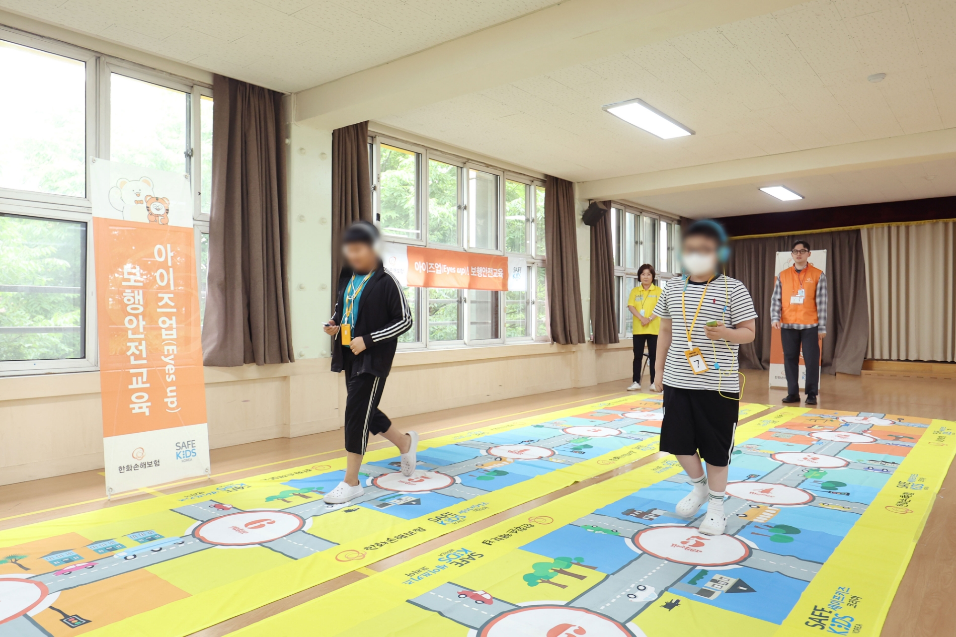한화손해보험 봉사단이 초등학생을 대상으로 보행안전교육을 진행하고 있다./사진제공=한화손해보험