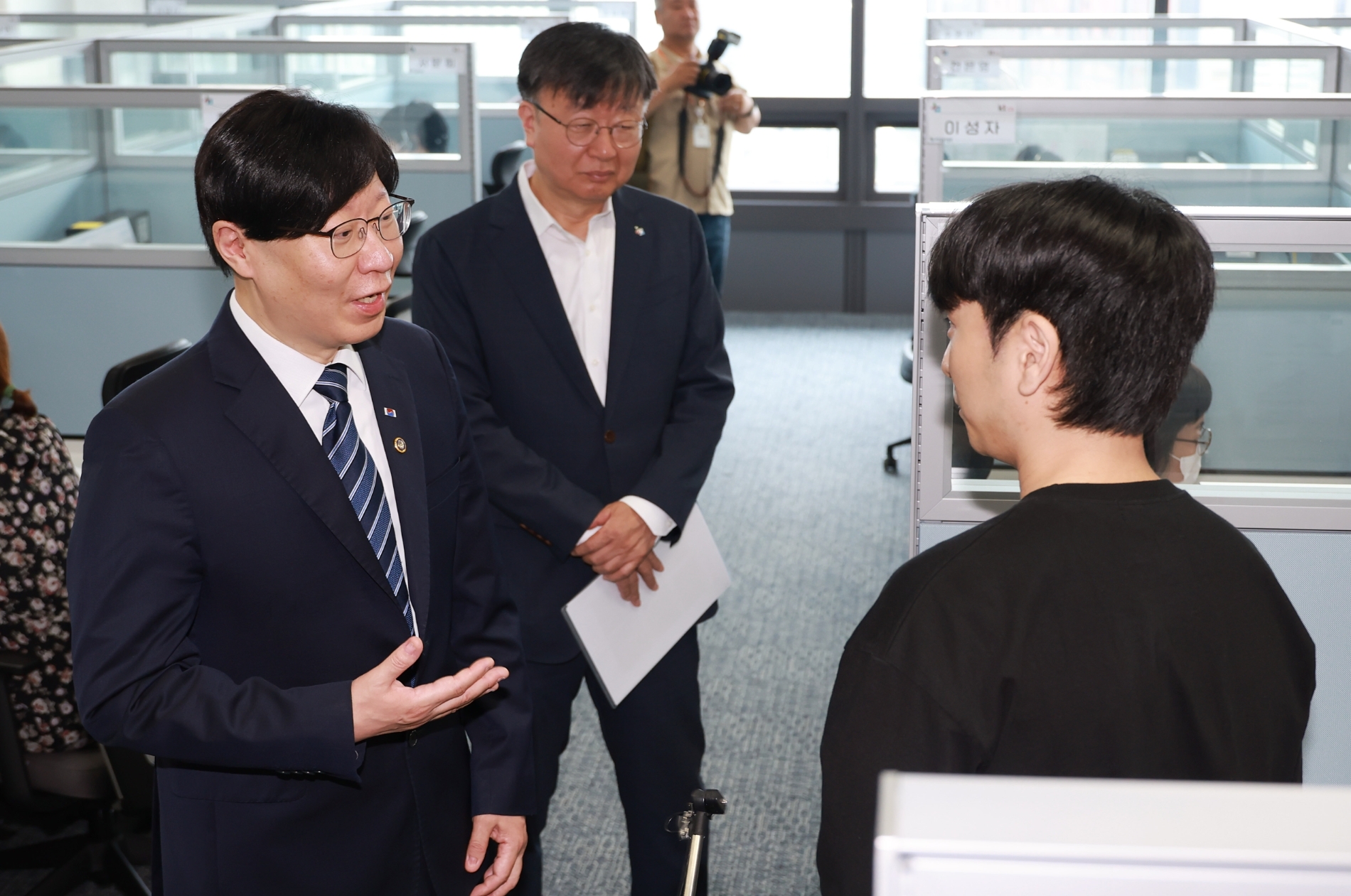 김소영 금융위원회 부위원장이 15일 오전 서울 중구 청년도약계좌 비대면 상담센터에 방문해 청년도약계좌 운영일정 및 상담체계 등 가입신청 과정을 시연 후 상담센터 직원으로부터 청년의견 등을 수렴했다./사진제공=금융위