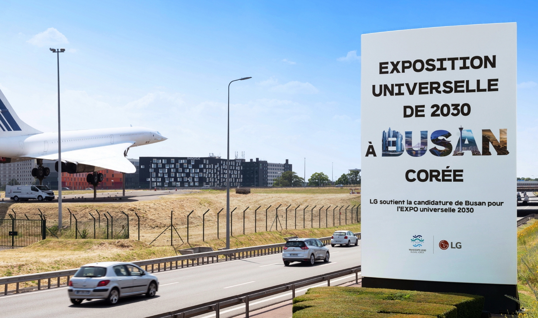 LG가 프랑스 파리 샤를드골 국제공항 인근 대형 옥외광고판에 선보인 '2030 부산세계박람회' 유치 응원 광고. 사진 제공=LG