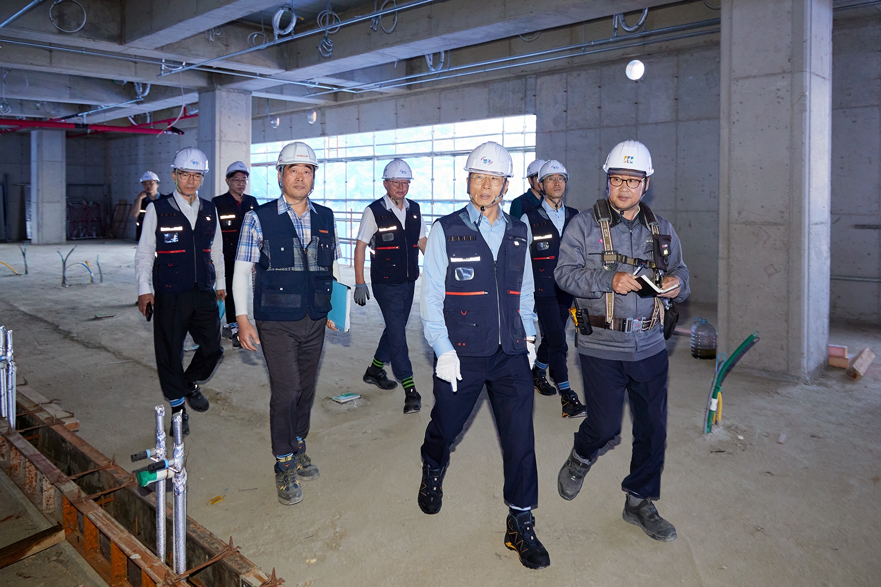 16일 나라키움 수원통합청사 건설 현장에서 경윤호 캠코 상임감사(사진 오른쪽에서 두번째)가 현장 관계자들과 함께 특별 안전점검을 실시하고 있다./사진제공=캠코