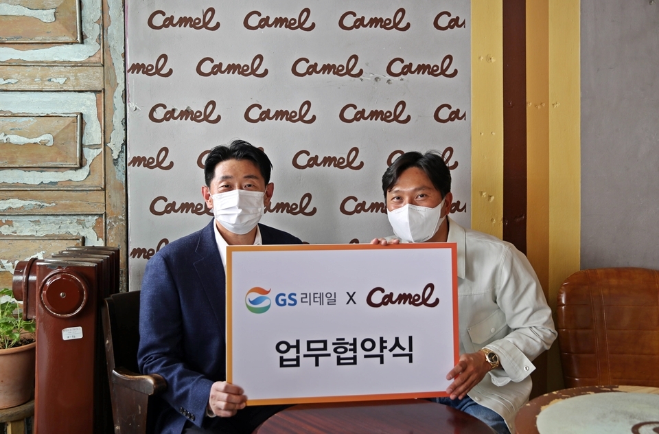 이기철 GS리테일 기획MD부문장(왼쪽)과 박강현 카멜커피 대표가 카멜커피 도산점 내부에서 기념촬영을 하고 있다./사진=GS리테일