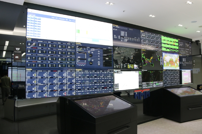 부산 HMM 선박종합상황실에는 선박 항로뿐만 아니라 기상정보 등 다양한 형태의 데이터를 한눈에 확인할 수 있다.