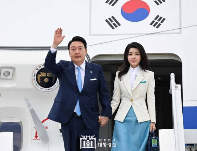 19일 파리공항에 도착한 윤석열 대통령(사진 왼쪽)과 김건희 여사(사진 오른쪽). /사진제공=대통령실.