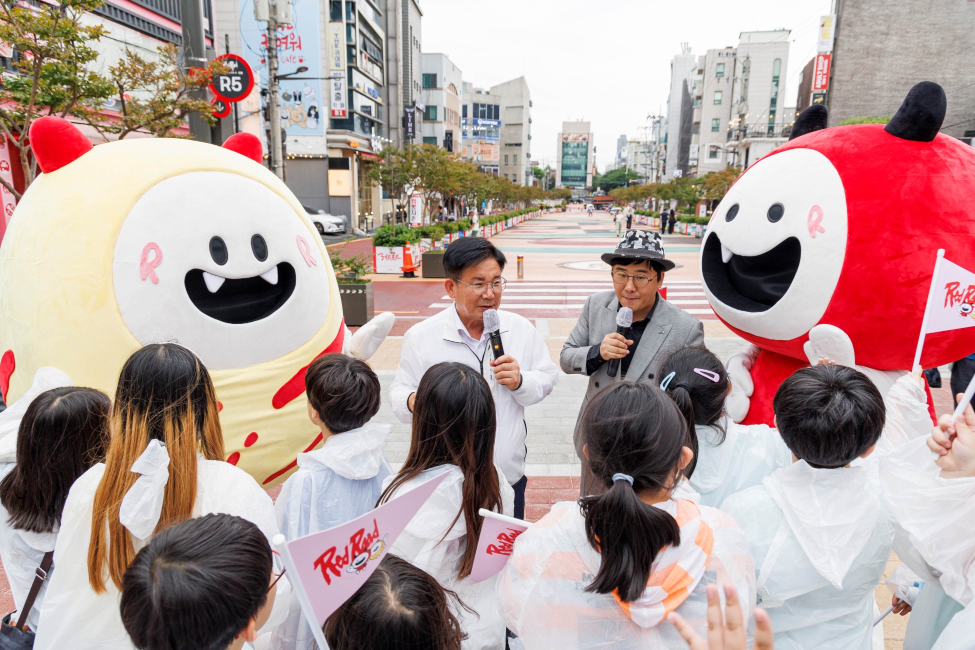 박강수 마포구청장이 6월20일 개최된 레드로드부터 한강까지 이어지는 역사문화 탐방 프로그램’에서 어린이들에게 레드로드를 소개하는 모습./사진제공=마포구