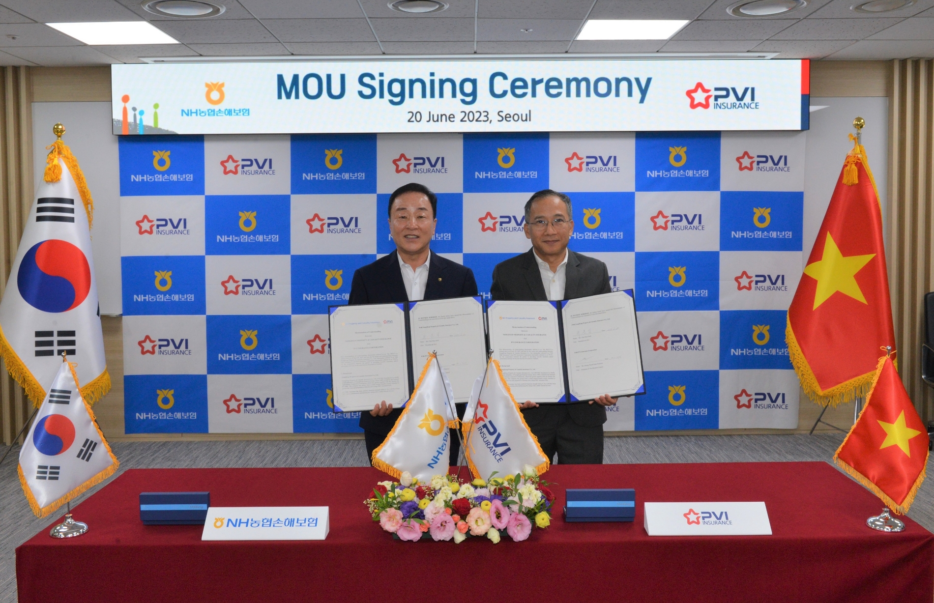 최문섭 농협손보 대표(왼쪽)와 드엉 타잉 다잉 프랑수아 PVI 대표(오른쪽)가 업무협약 후 기념사진을 촬영하고 있다.(2023.06.21.)./사진제공=농협손해보험