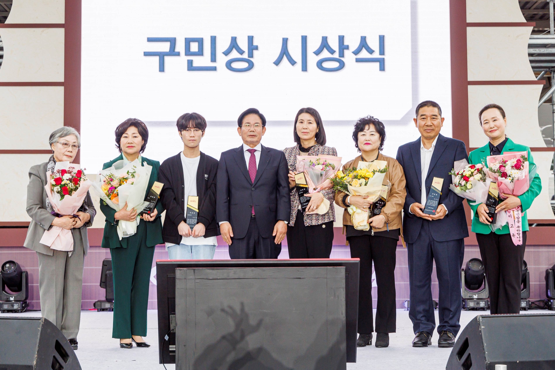 박강수 마포구청장이 지난해 10월 마포나루 새우젓축제장에서 개최된 구민상 시상식에서 기념촬영을 하는 모습./사진제공=마포구