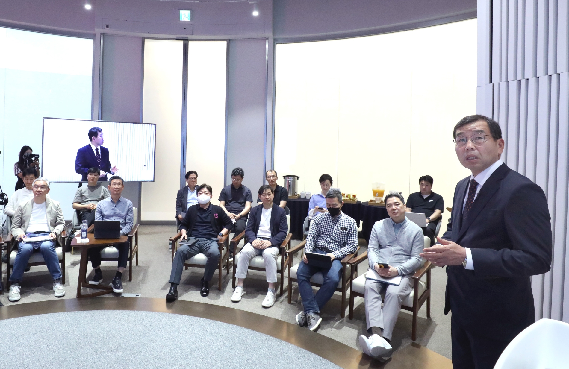 LG유플러스 용산본사에서 열린 특강에 참석한 황현식 CEO(앞줄 왼쪽에서 두번째)의 모습. 사진 제공=LG유플러스