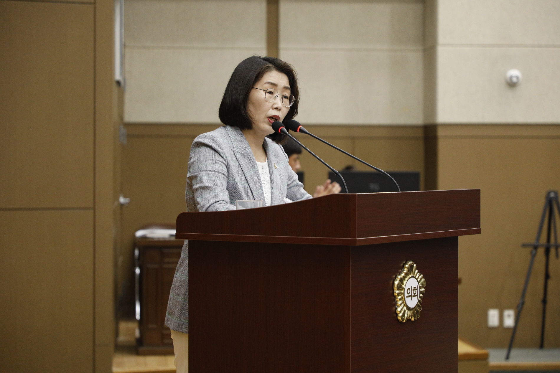 마포구의회 장정희 의원이 쓰레기 방치와 관련해 구정질문을 진행하는 모습./사진제공=마포구의회