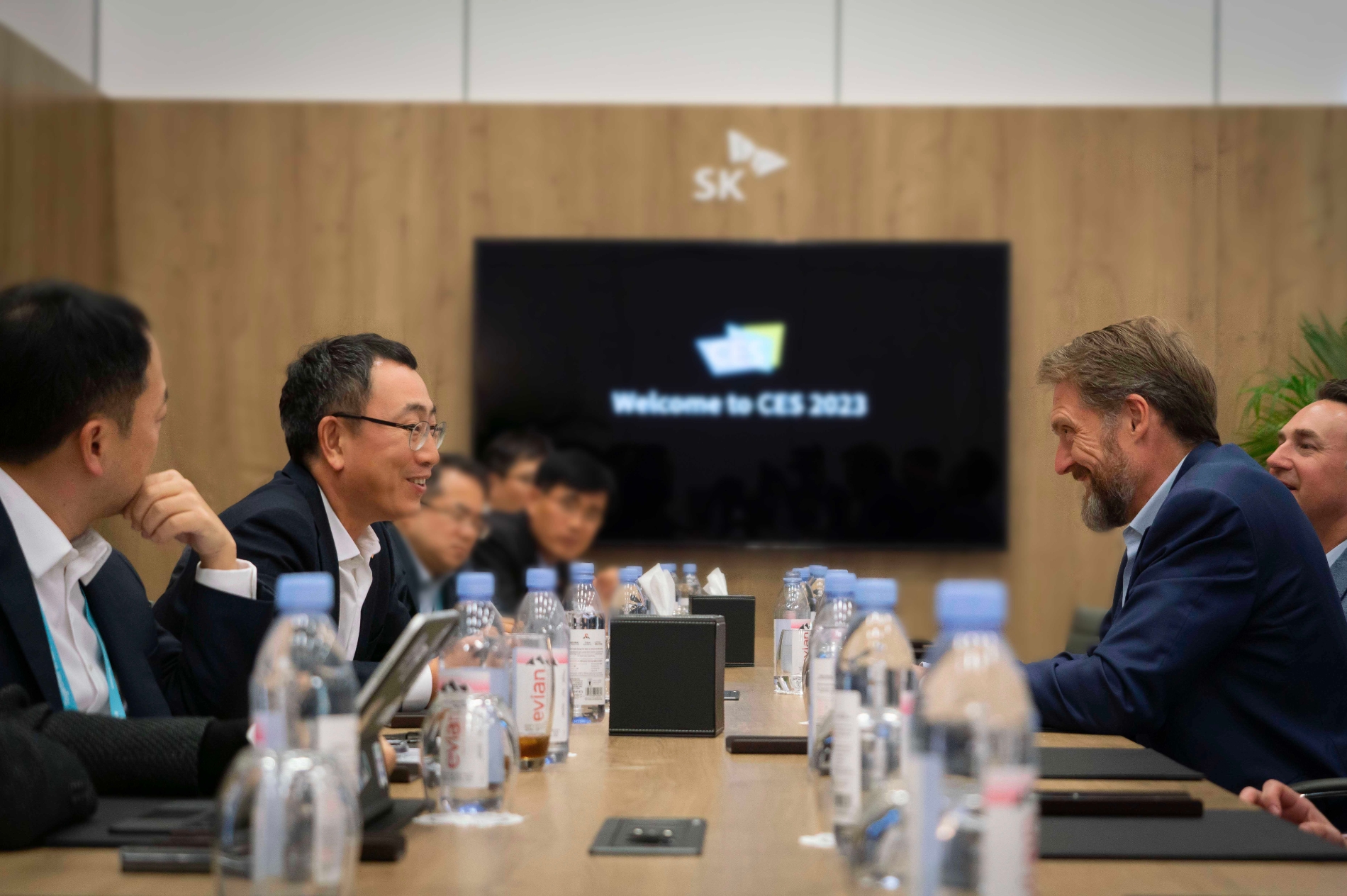 2023년 1월 미국 라스베이거스에서 열린 ‘국제전자제품박람회(CES) 2023’에서 유영상 SKT CEO(왼쪽)와 조벤 비버트 조비 에비에이션 CEO(오른쪽)가 회의를 하고 있다. 사진 제공=SK텔레콤