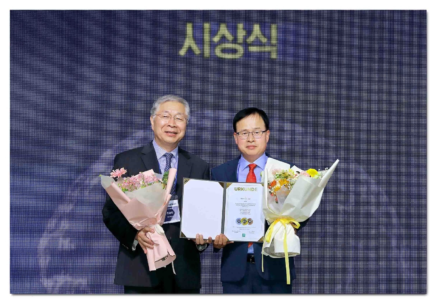 '2023 DLG 국제식품품평회'에서 (사진 오른쪽) 정호석 하림 대표가 기념사진을 촬영하고 있다./ 사진 = 하림