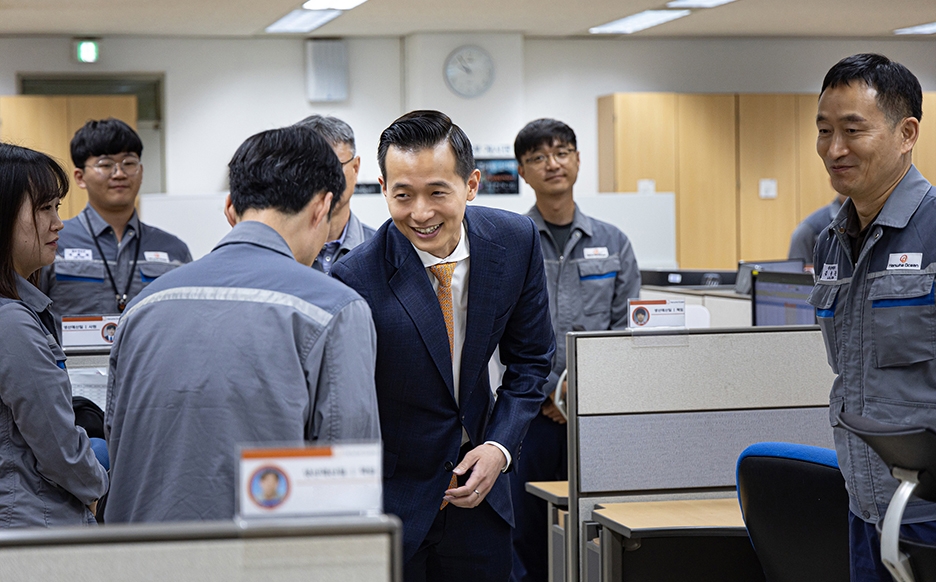 최근 한화오션 거제 사업장을 방문한 김동관 한화 부회장. /사진제공=한화그룹