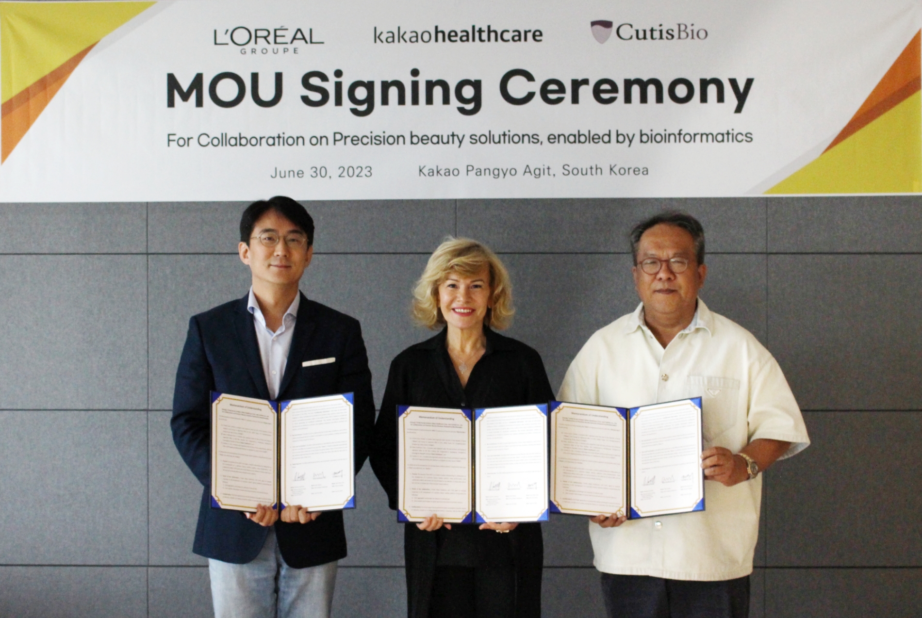(사진 왼쪽부터) 큐티스바이오 최원우 대표, 로레알 그룹 바바라 라베르노스(Barbara Lavernos) 연구혁신 및 기술부문 수석 부사장, 카카오헬스케어 황희 대표 / 사진제공=카카오헬스케어