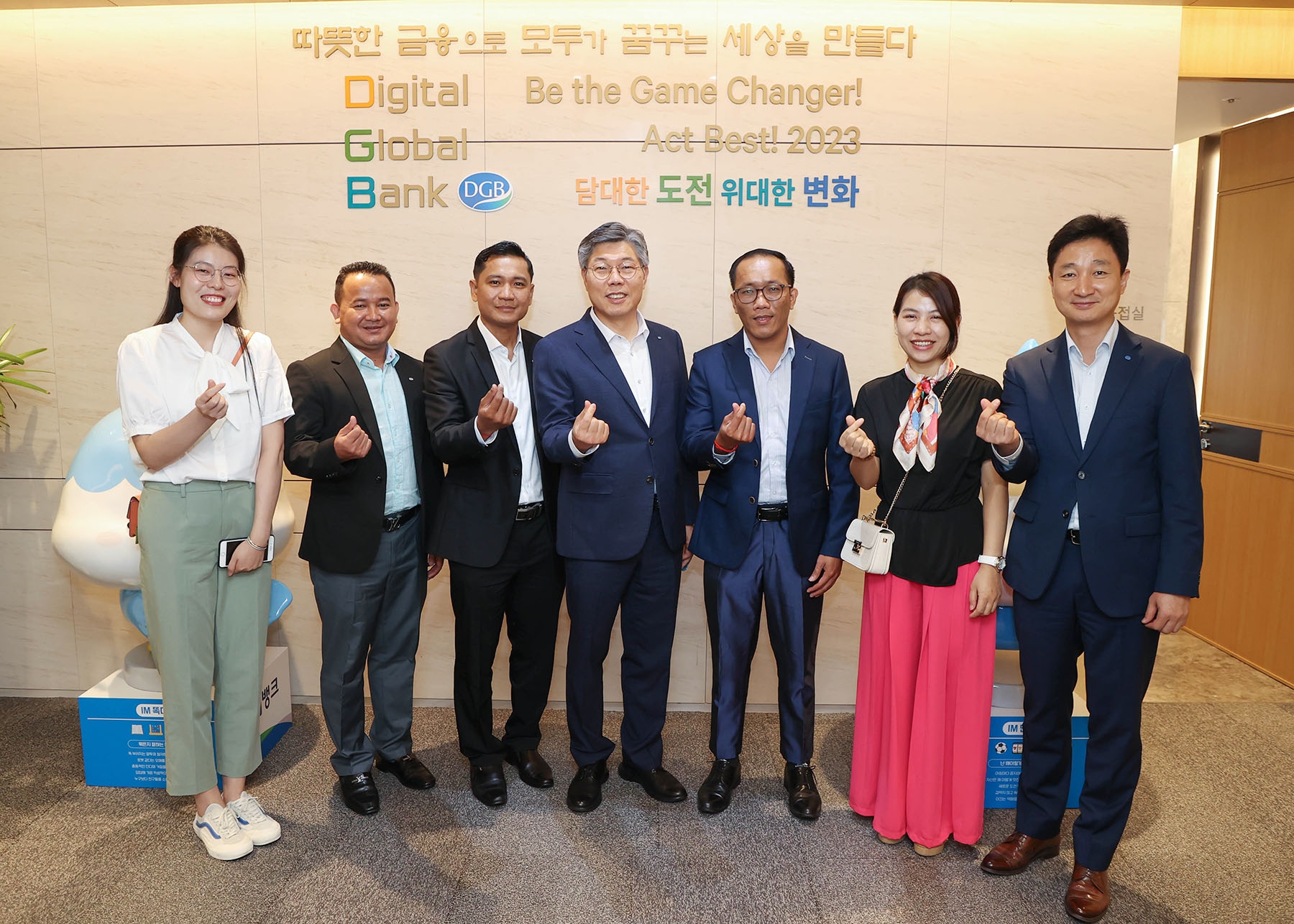 황병우 DGB대구은행장(가운데)이 해외 현지 직원 한국 초청 연수를 진행했다. /사진제공=DGB대구은행