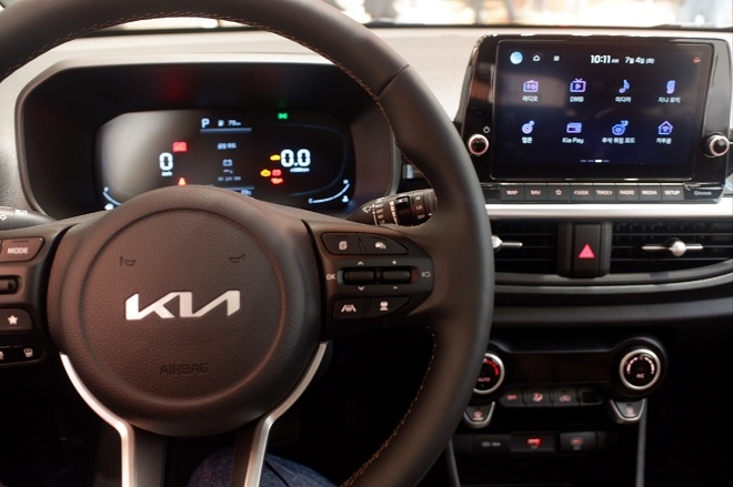 신형 모닝에 새롭게 적용된 디지털 계기판.