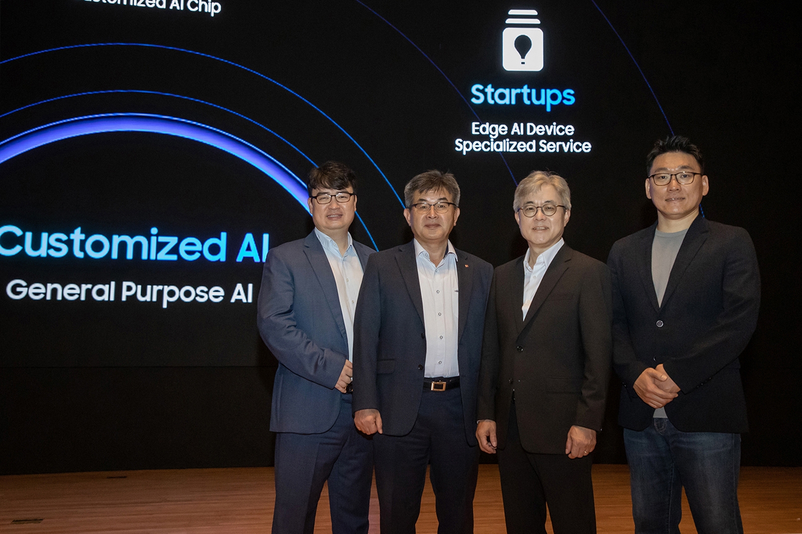 삼성전자가 4일 삼성동 코엑스에서 개최한 '삼성 파운드리/SAFE 포럼'에 고객과 파트너 1,100여명이 참석한 가운데 (왼쪽부터) 김녹원 딥엑스 대표, 고대협 LX세미콘 연구소장, 최시영 삼성전자 파운드리사업부 사장, 박성현 리벨리온 대표가 기념촬영을 하고 있다.  사진 제공=삼성전자