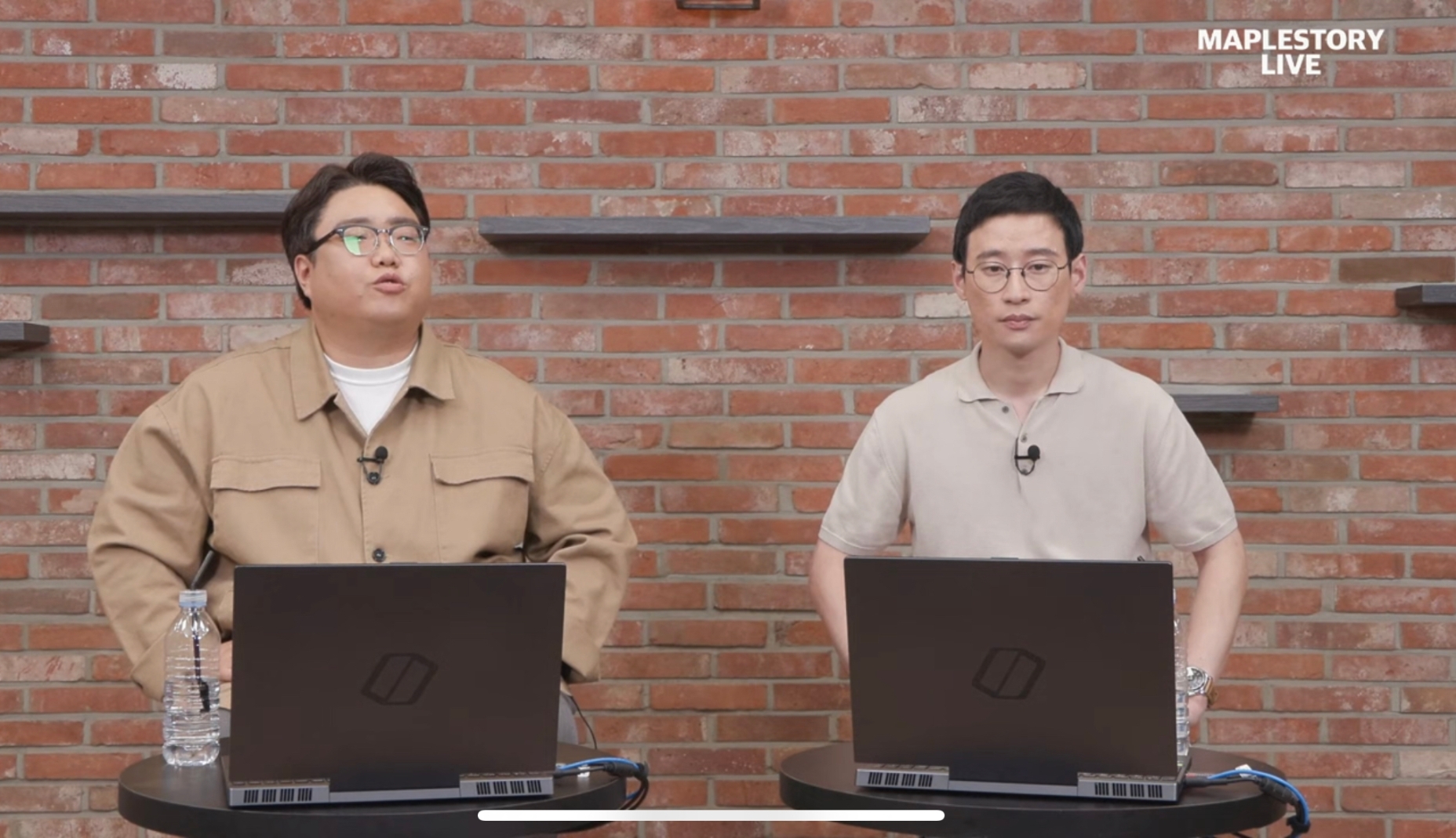 지난 29일 진행한 메이플스토리 라이브 방송. (왼쪽부터) 강원기 총괄 디렉터, 김창섭 기획실장. / 사진=메이플스토리 공식 유튜브 채널 갈무리