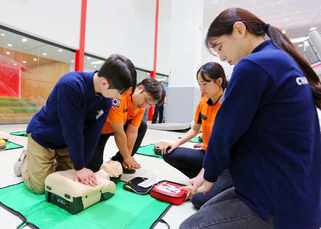 티웨이항공(대표 정홍근)은 최근 본사 항공훈련센터에서 티웨이항공 신입 객실승무원 30명을 대상으로 서울 소방재난본부 안전교육 소방관 4명을 초청해 소방안전 교육훈련을 실시했다. /사진제공=티웨이항공.