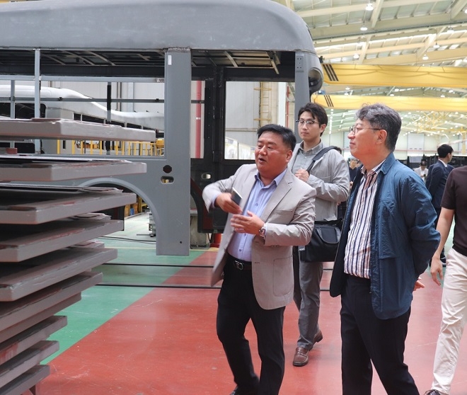 곽재선 KG 회장이 에디슨모터스 함양공장 라인 투어를 하고 있다. 사진제공=KG모빌리티.