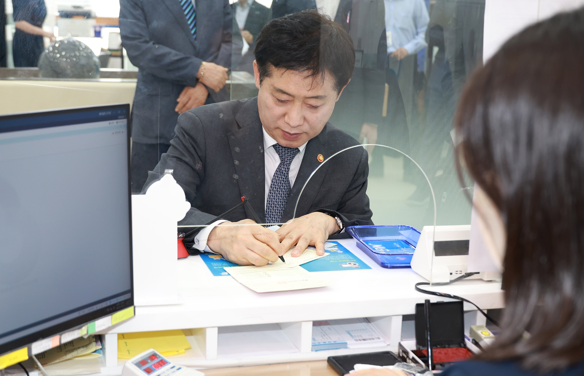 김주현 금융위원장이 7일 오전 서울 사직동 새마을금고 본점에 방문해 예금하고 있다. /사진제공=금융위원회