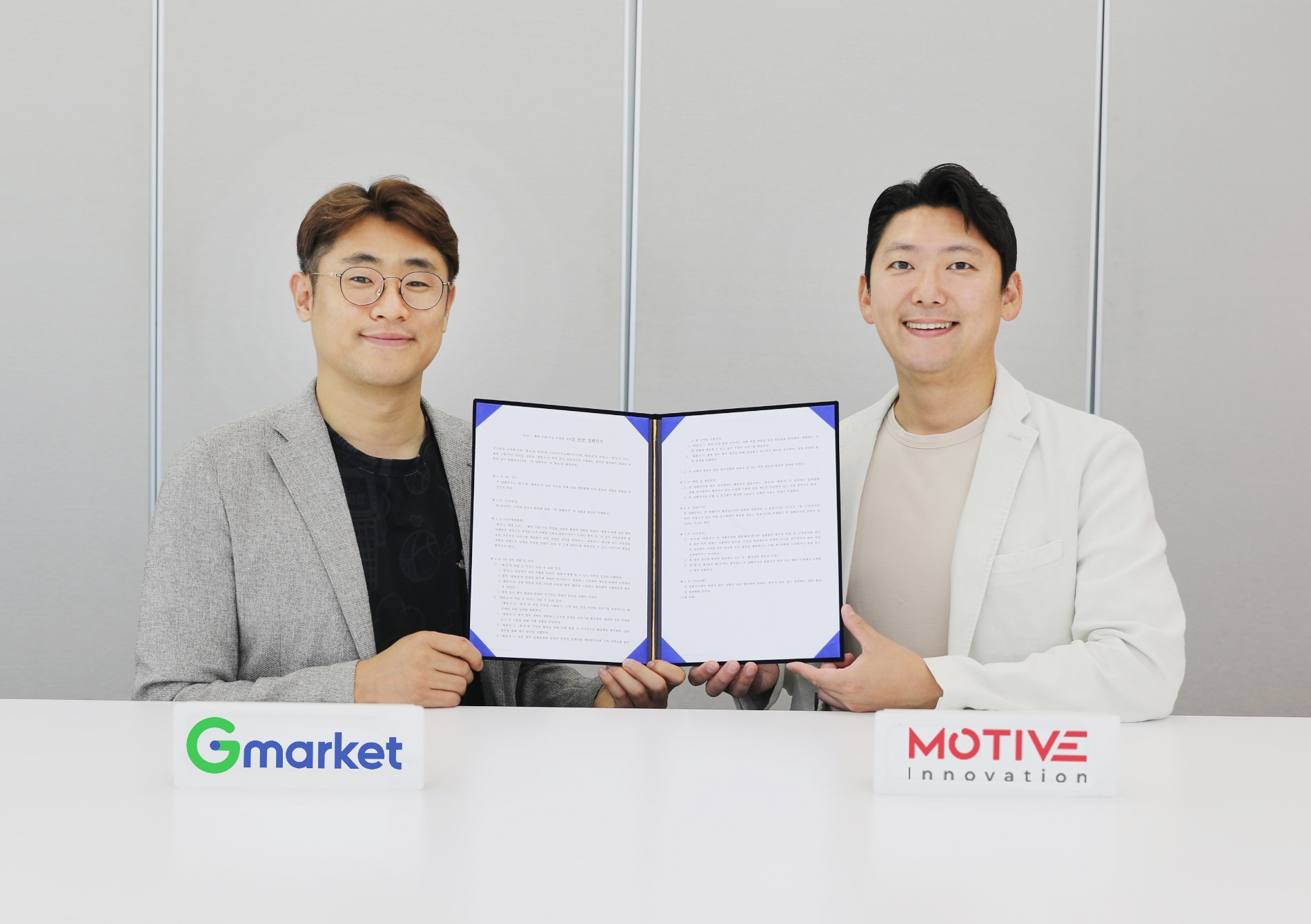 김영목 G마켓 해외직구 팀장(왼쪽)과 채희웅 모티브이노베이션 대표가 기념 촬영을 하는 모습. /사진제공=G마켓