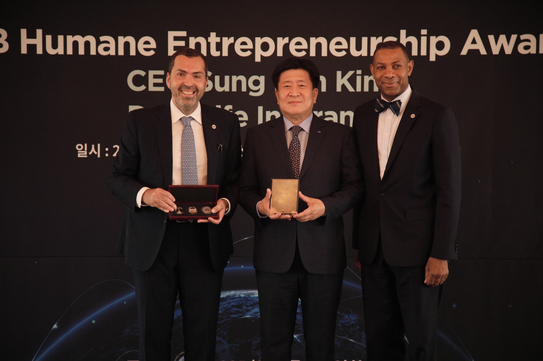 김성한 DGB생명 대표이사(가운데), 윈슬로우 사전트(Winslow Sargeant) 세계중소기업학회(ICSB) 회장(왼쪽), 김기찬 가톨릭대 교수 겸 ICSB 차기회장(오른쪽)이 7일 ‘사람중심기업가상 시상식’에서 기념 사진을 촬영하고 있다.(2023.07.07.)./사진제공=DGB생명