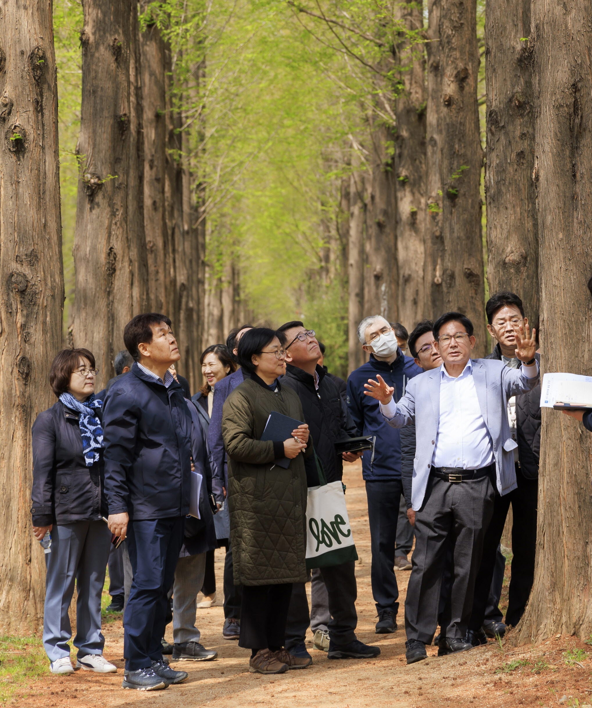 박강수 마포구청장(오른쪽에서 두번째)을 비롯한 관계자들이 난지 테마관광 숲길을 점검하는 모습./사진제공=마포구