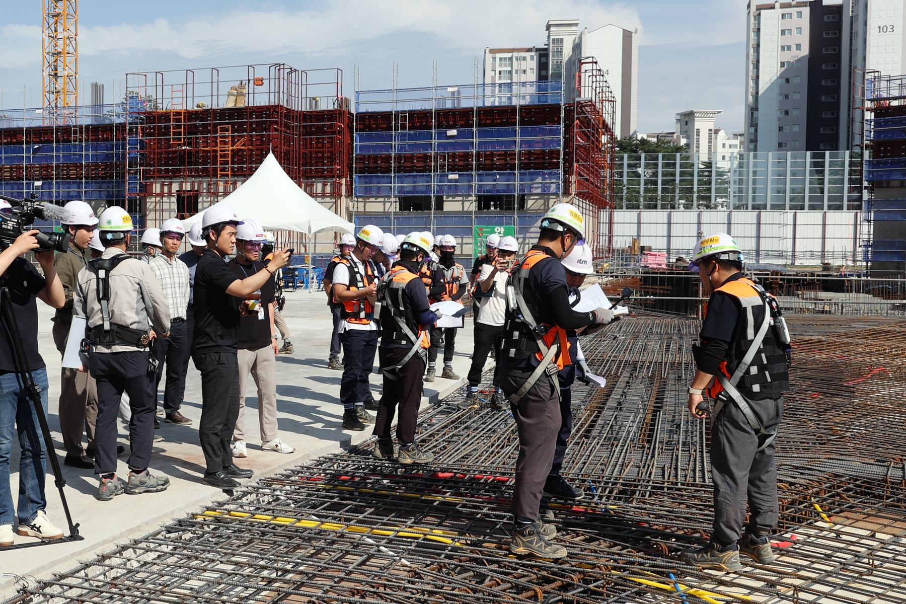 현장점검단이 고덕강일 2단지 건설현장을 점검하는 모습./사진제공=SH공사