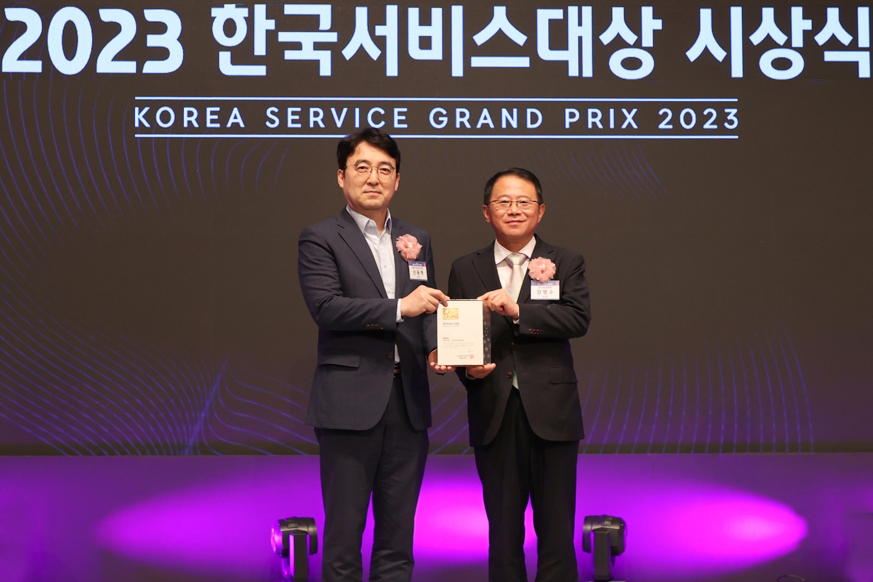 대우건설 신동혁 상무(왼쪽)가 강명수 한국표준협회 회장으로부터 ‘종합대상’을 수상하고 있다. / 사진제공=대우건설