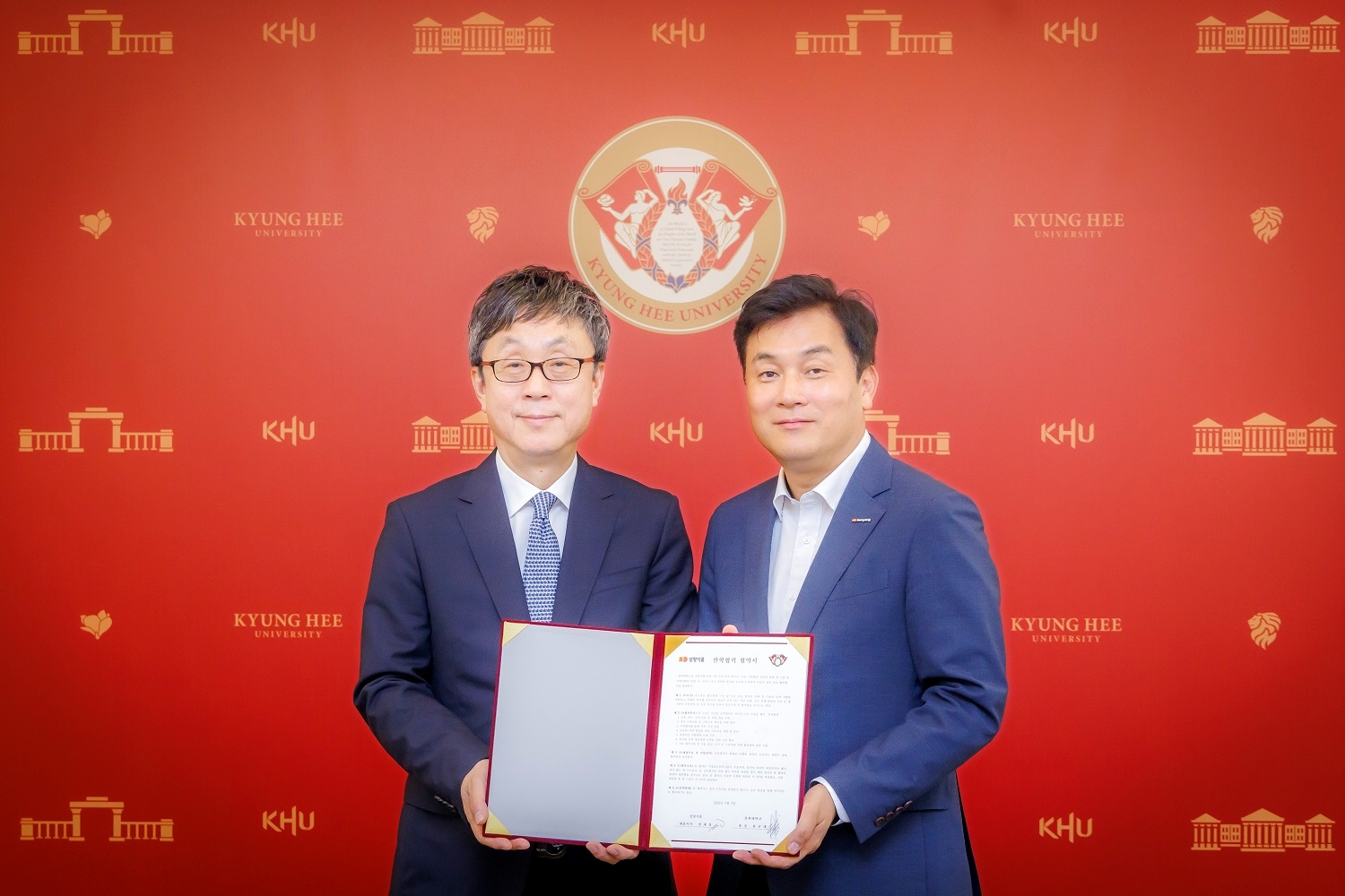 지난 7일 경희대 서울캠퍼스 본관에서 진행된 협약식에서 장재성 삼양식품 대표이사(오른쪽)과 한균태 경희대 총장이 기념 촬영을 하고 있다./ 사진 = 삼양식품