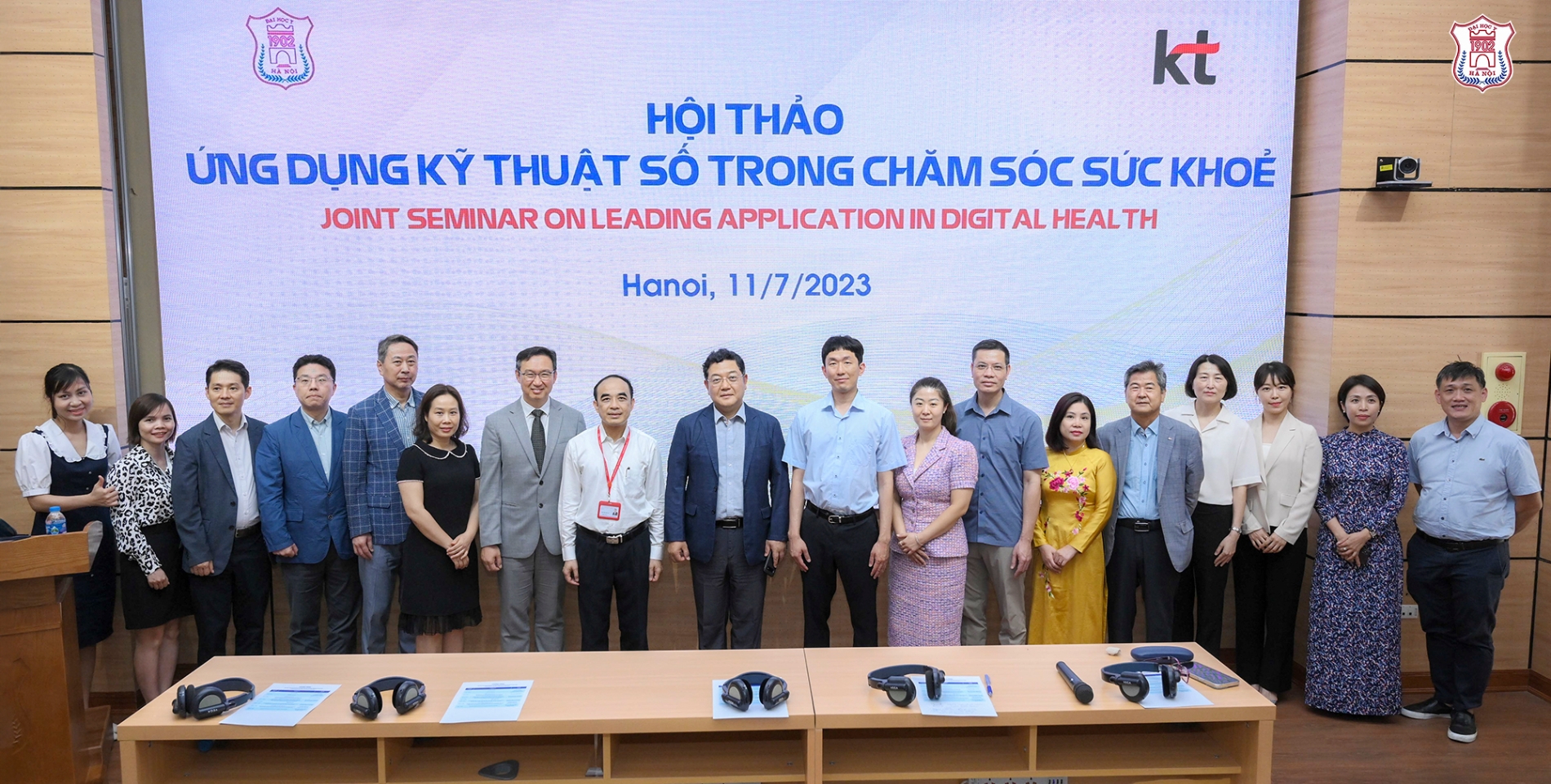 11일 베트남 하노이의대에서 열린 디지털헬스 세미나에서 (왼쪽 7번째부터) 임승혁 KT 헬스케어사업단장 상무, 하노이의과대학 응웬흐우뚜 총장, 김경남 웨이센 대표, 이재호 KT 헬스케어사업단 차장, 이승아 휴이노 부사장, 하노이의과대학 다오쑤안타잉 부원장 등 관계자들이 기념사진을 촬영하고 있다. 사진 제공=KT