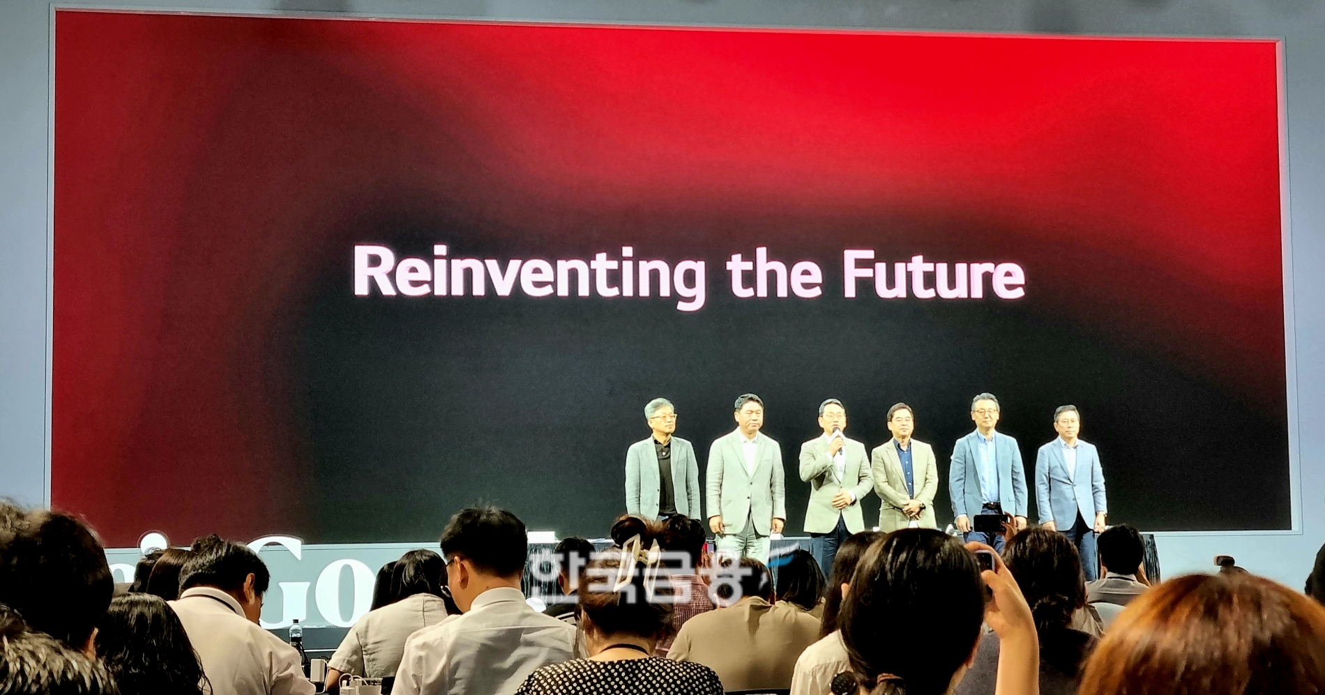 L12일 마곡 LG사이언스파크에서 열린 LG전자 미래전략발표회에 참석한 (왼쪽부터) 이상수LG전자 최고전략책임자(CSO) 부사장, 류재철 H&A사업본부장 사장. 조주완 대표이사 사장, 박형세 HE사업본부장 부사장, 은석현 VS사업본부장 부사장, 장익환 BS사업본부장 부사장. 사진=정은경 기자