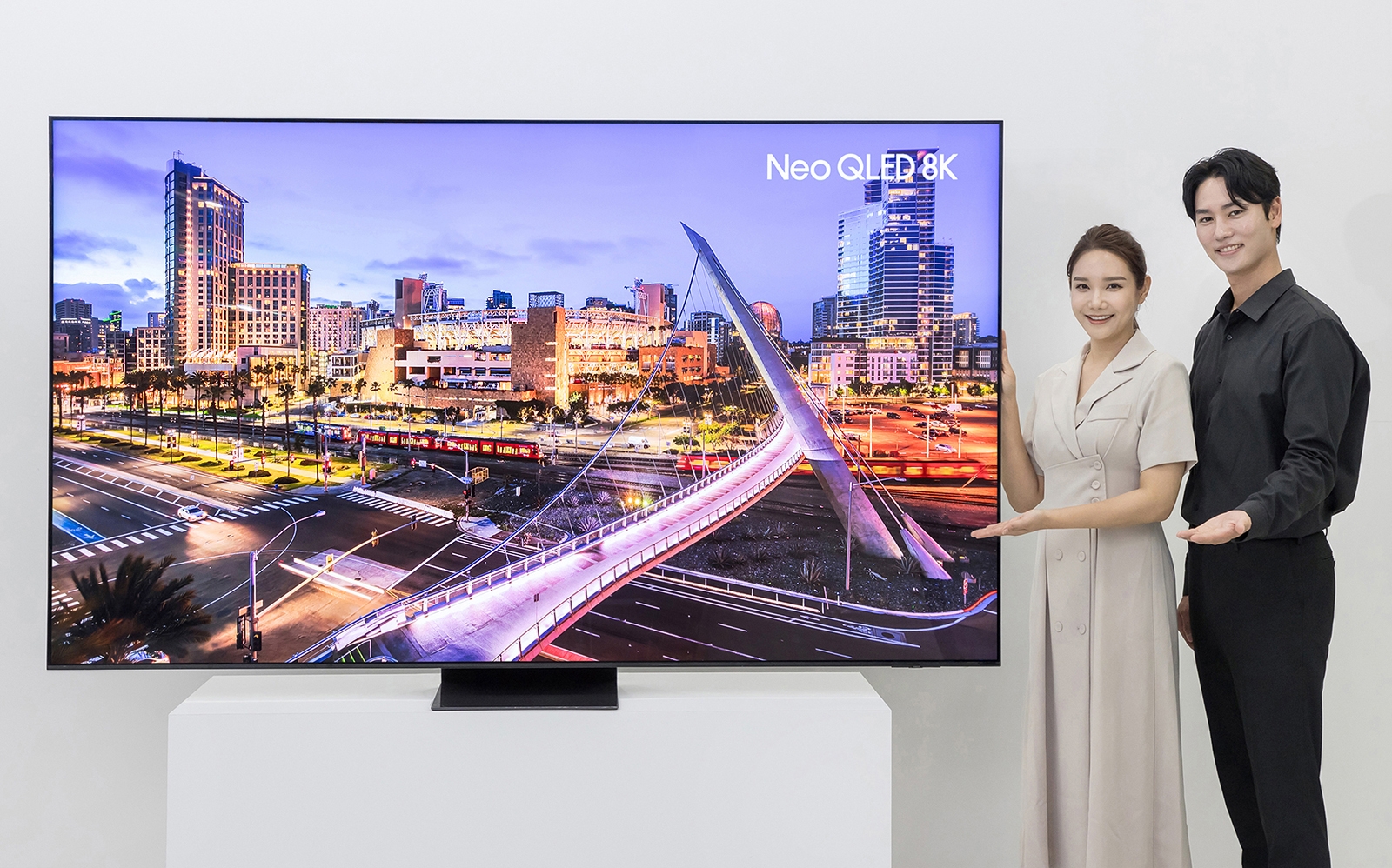 삼성전자 모델이 98형 Neo QLED 8K (QNC990) 신모델을 소개하고 있다. 사진 제공=삼성전자