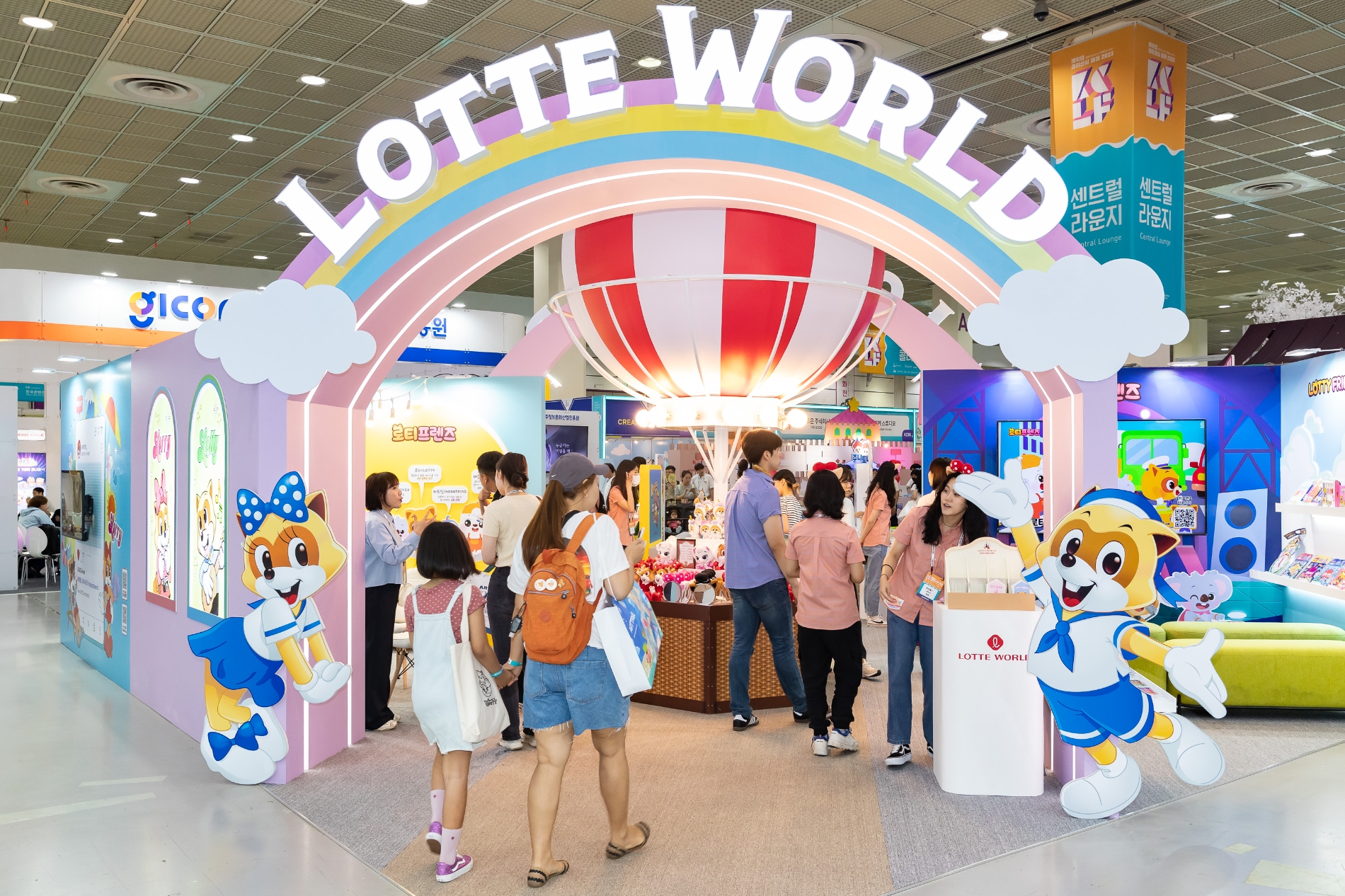 '캐릭터 라이선싱 페어 2023'에 참여한 롯데월드 부스 전경. /사진제공=롯데월드