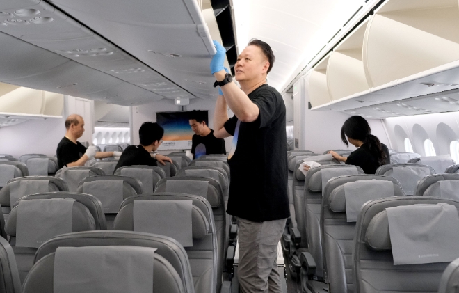 에어프레미아(대표 유명섭)가 지난 11일 임직원들과 함께 항공기 기내 스페셜 클리닝 행사를 진행했다, /사진제공=에어프레미아.