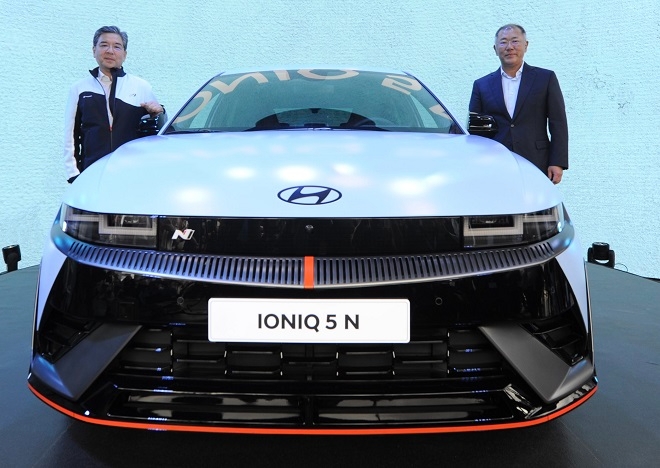 현대차 장재훈 사장(왼쪽)과 정의선 회장이 아이오닉5N을 공개하며 기념 촬영을 하고 있다. 사진제공=현대차.