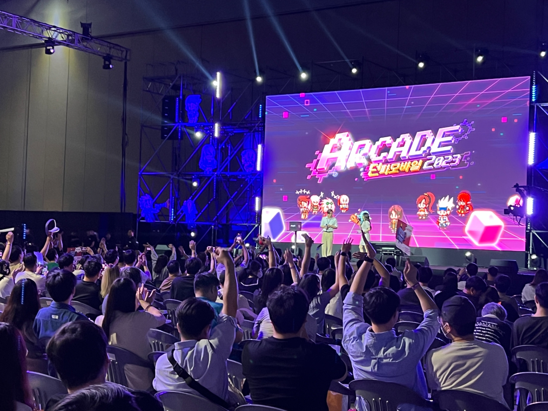 옥성태 디렉터가 퀴즈 이벤트에 직접 무대에 올라 쇼케이스 경품 당첨자를 뽑았다. / 사진=이주은기자