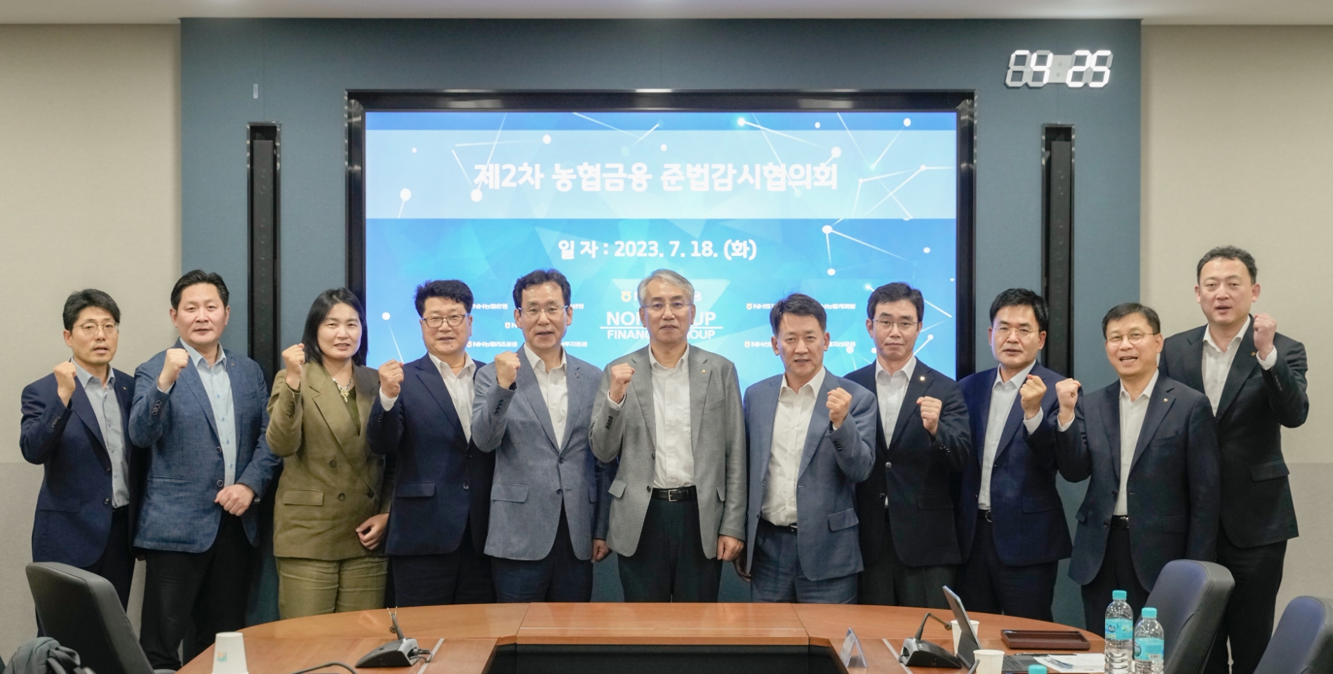 이석준 NH농협금융지주회장(왼쪽 여섯 번째)과 계열사 준법감시인들이 지난 18일 서울 중구 소재 본사에서 개최한 2023년 제2차 준법감시협의회에서 기념촬영을 하고 있다. /사진제공=NH농협금융지주