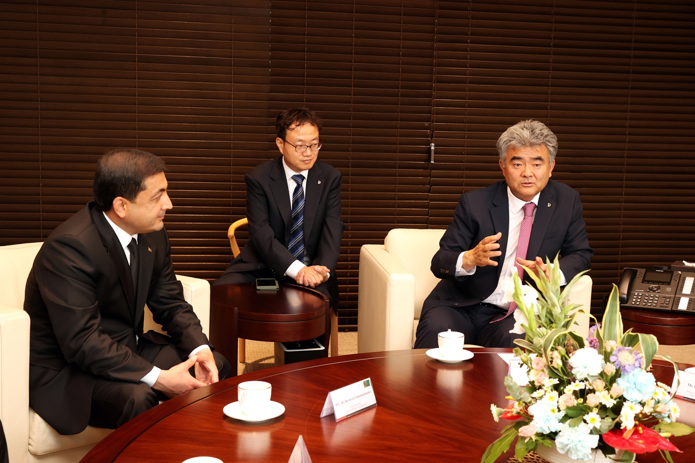 정원주 대우건설 회장(오른쪽)이 17일 오후 을지로 대우건설 본사에서 투르크메니스탄 경제사절단과 면담하고 있다. / 사진제공=대우건설