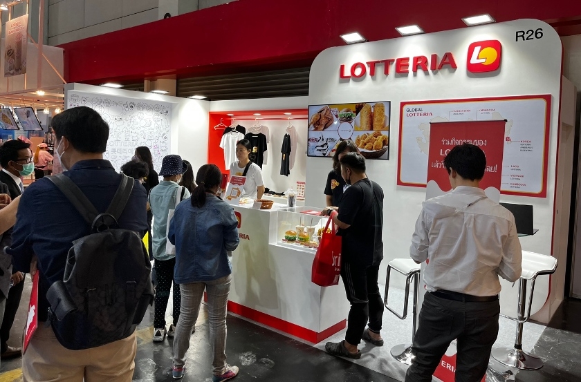 지난 13일 태국 방콕에 위치한 방콕국제무역전시센터(BITEC)에서 개최된 TFBO 2023 박람회서 롯데리아가 관람객 대상으로 브랜도 소개 및 이벤트 체험존을 운영하고 있다./ 사진 = 롯데GRS