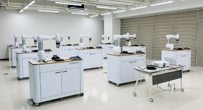 두산로보틱스(대표 류정훈, 박인원)는 지난해 분당두산타워 본사와 대전 지역에 공식 교육센터를 개소한 데 이어, 올해 창원과 대구 및 미국 텍사스주에도 센터를 오픈했다. /사진제공=두산로보틱스.