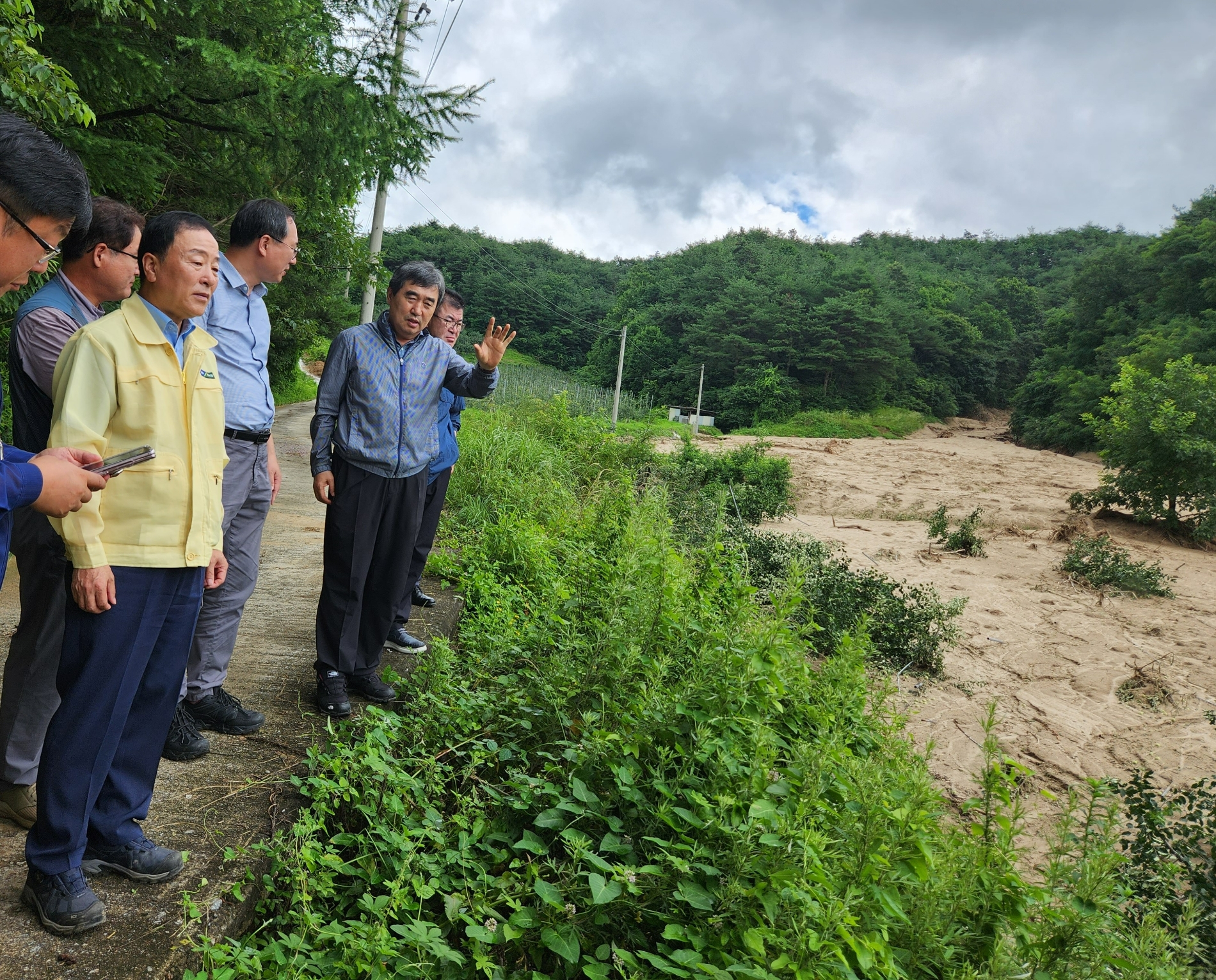 최문섭 NH농협손해보험 대표이사 사장(왼쪽에서 두번째)이 집중호우 피해 농가를 둘러보고 있다./사진제공=NH농협손해보험
