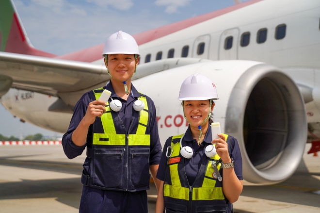 티웨이항공(대표 정홍근)은 때이른 폭염 속에서도 안전운항에 최선을 다하는 현장 정비 근로자들의 온열질환을 예방하고 사기를 높이고자 넥밴드 선풍기 · 선스틱 · 아이스크림을 제공했다. /사진제고=티웨이항공.