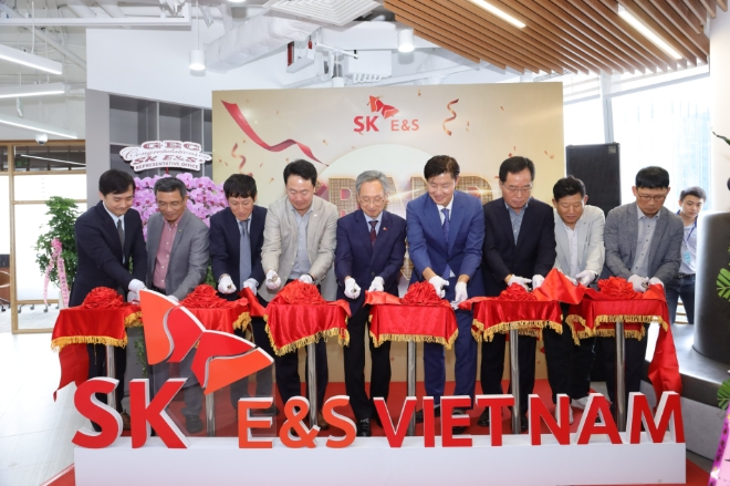 SK E&S(대표 추형욱)는 지난 21일 베트남 호치민에서 재생에너지 사업 관련 대표사무소 개소식을 열었다. /사진제공=SK E&S.