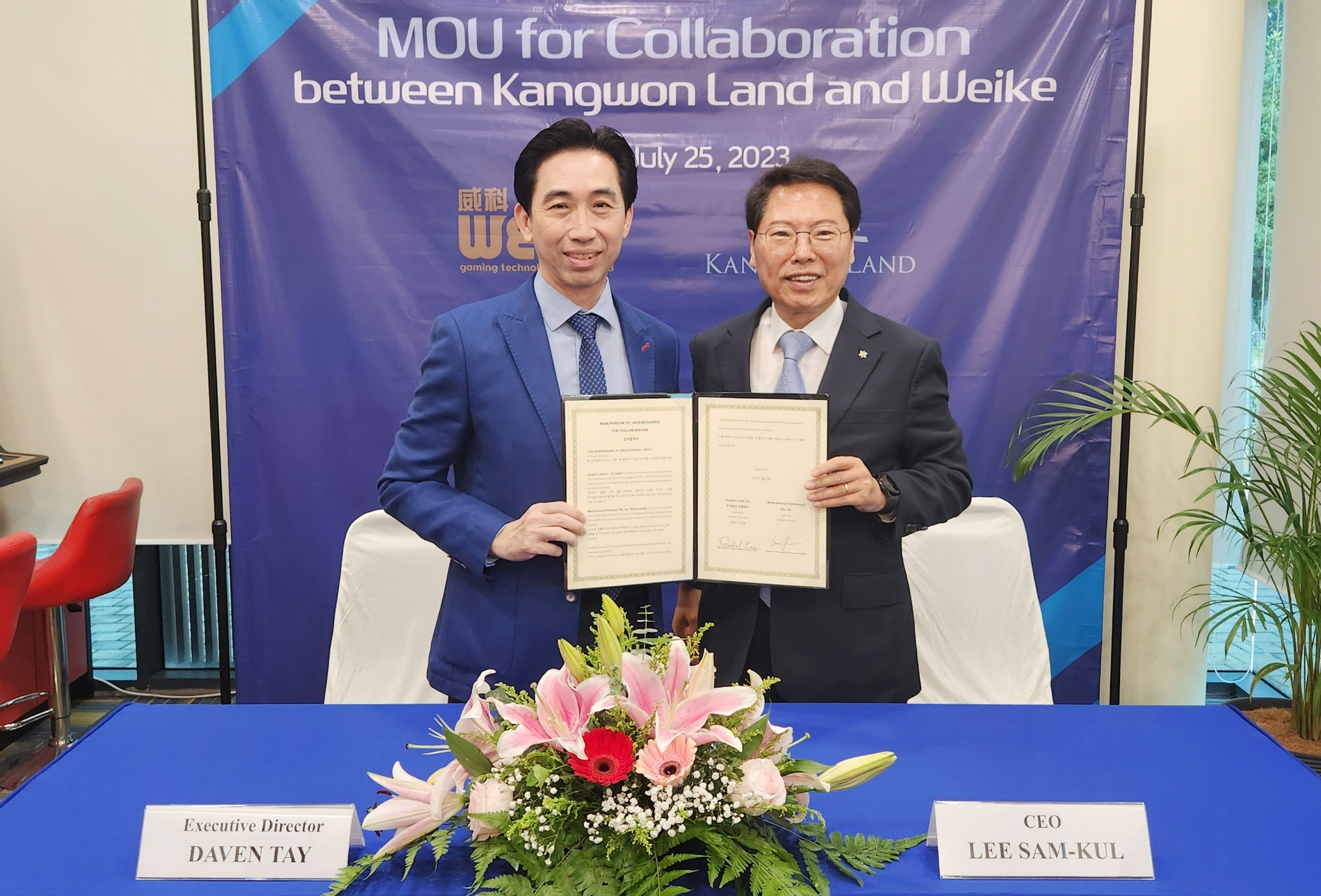 이삼걸 강원랜드 대표(오른쪽)와 데이븐 테이(Daven Tay) 위키사 전무이사가 2023년 7월 25일 말레이시아에서 진행된 슬롯머신 교환 업무협약식 후 기념촬영을 하고 있다. /사진제공=강원랜드