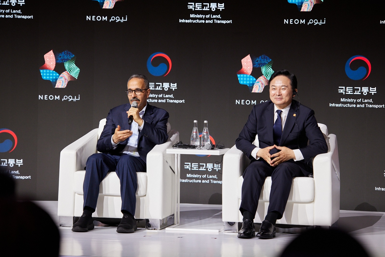 디스커버 네옴 행사에서 나드미 알 나스르(Nadhmi Al-Nasr) 네옴CEO(왼쪽)와 원희룡 국토교통부 장관(오른쪽)이 기자들의 질문에 답변하고 있다. / 사진제공=네옴
