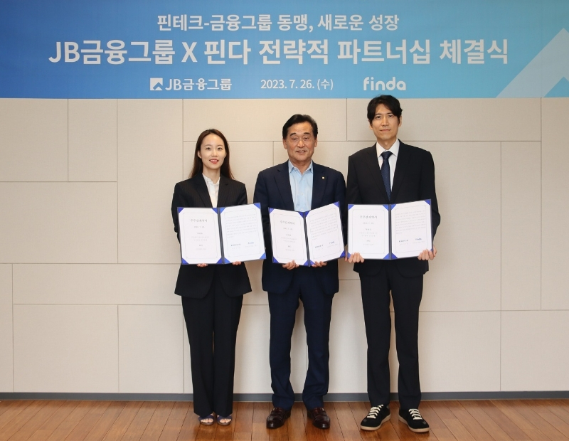 핀다가 26일 서울 여의도 JB빌딩에서 JB금융그룹과 디지털 금융플랫폼 제휴 사업 확대를 위한 전략적 투자 계약을 체결했다. 왼쪽부터 이혜민 핀다 공동대표와 김기홍 JB금융지주 회장, 박홍민 핀다 공동대표가 사진 촬영을 하고 있다. /사진제공=핀다