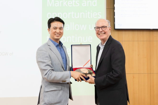 SK E&S(대표 추형욱)는 지난 19일 서울 종로구 SK서린사옥에서 추형욱 SK E&S 대표이사 사장과 앤디 마시(Andy Marsh) 플러그파워 CEO(최고경영자)가 만나 양사의 수소사업 협력 계획을 논의했다. /사진제공=SK E&S.