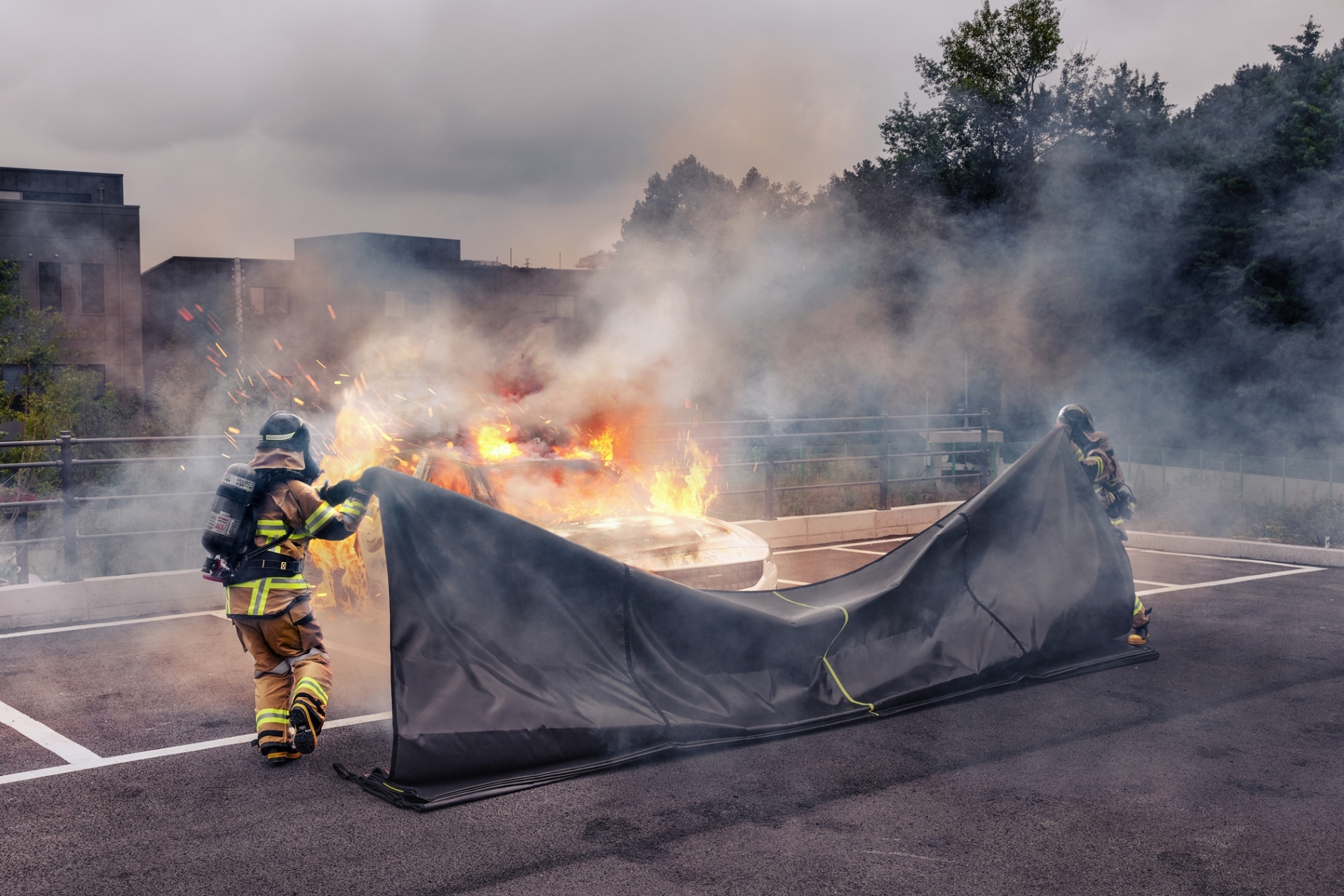 소방관들이 한컴라이프케어 질식소화포로 전기차 화재 진압 시연을 선보이고 있다. / 사진제공=한글과컴퓨터  